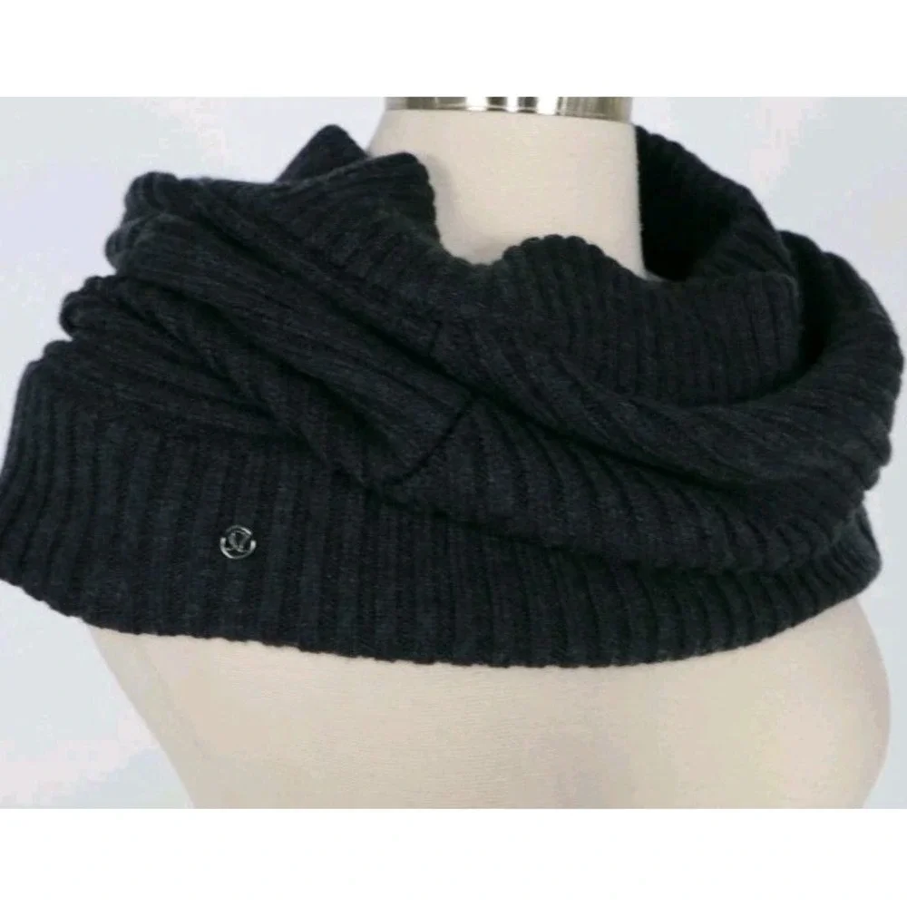 Lululemon women's scarf, one size, black merino wool‎ knitted snood neck warmer